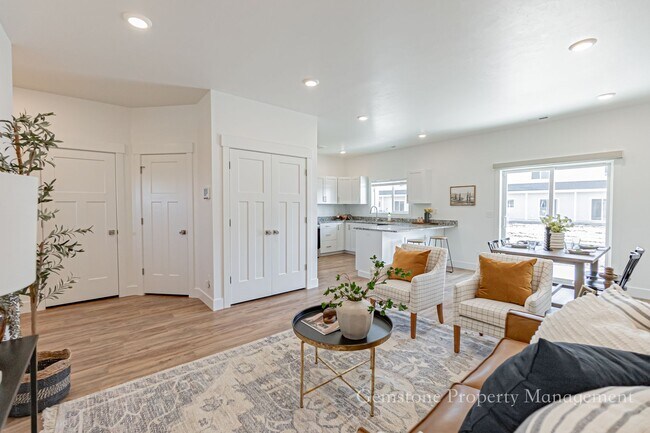 Foto del edificio - Modern 3 Bed 2.5 Bath Townhome located in Sugar City!