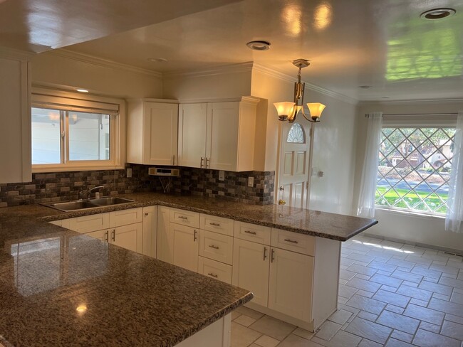 Building Photo - 3209 Palos Verdes Dr N