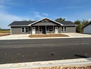 Building Photo - 585 Panich St