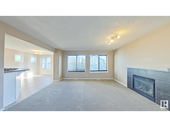 Building Photo - 6104-6106 6 Ave SW