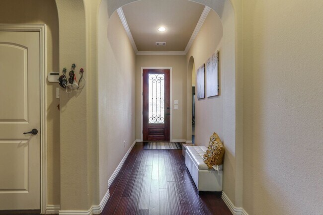 Foto del edificio - Discover this 3-bed, 2.5-bath home in the ...