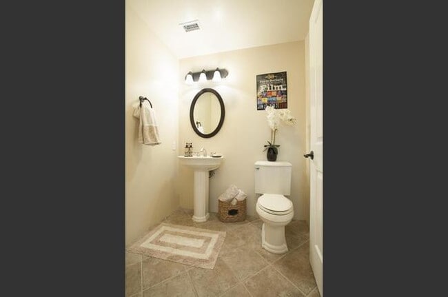 Building Photo - Downtown Luxury 1 BDRM w/ One Car Garage!