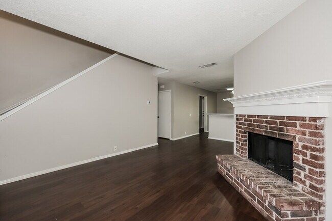 Building Photo - 216 High Pointe Ln