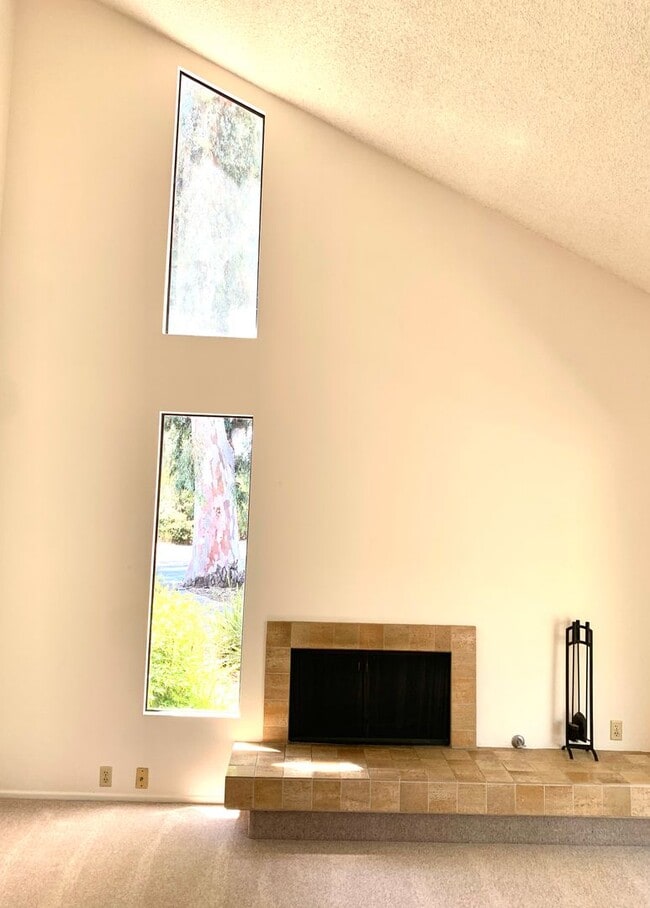 Building Photo - Ojai's Creekside Village Condo!