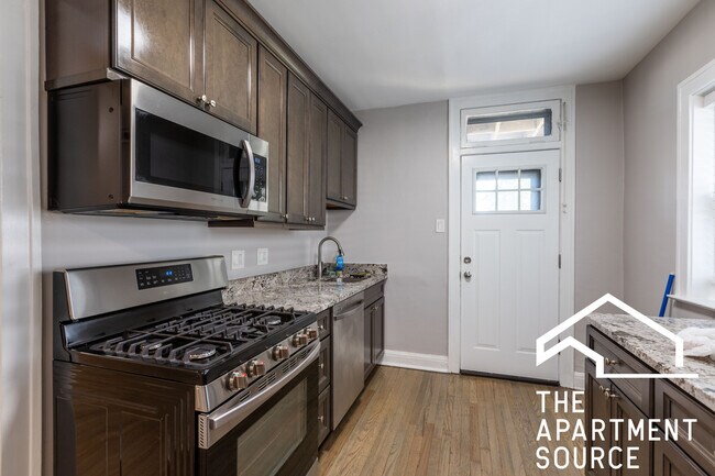 Foto del edificio - 2240 N Sawyer Ave
