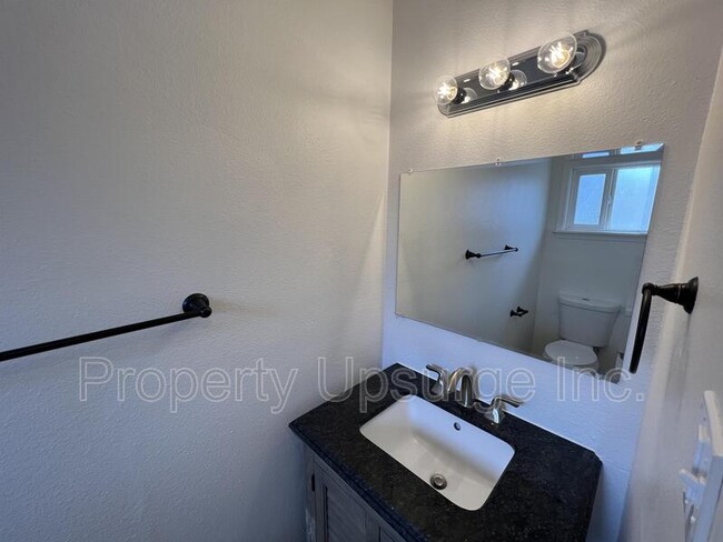 Building Photo - 945 De Moll Dr