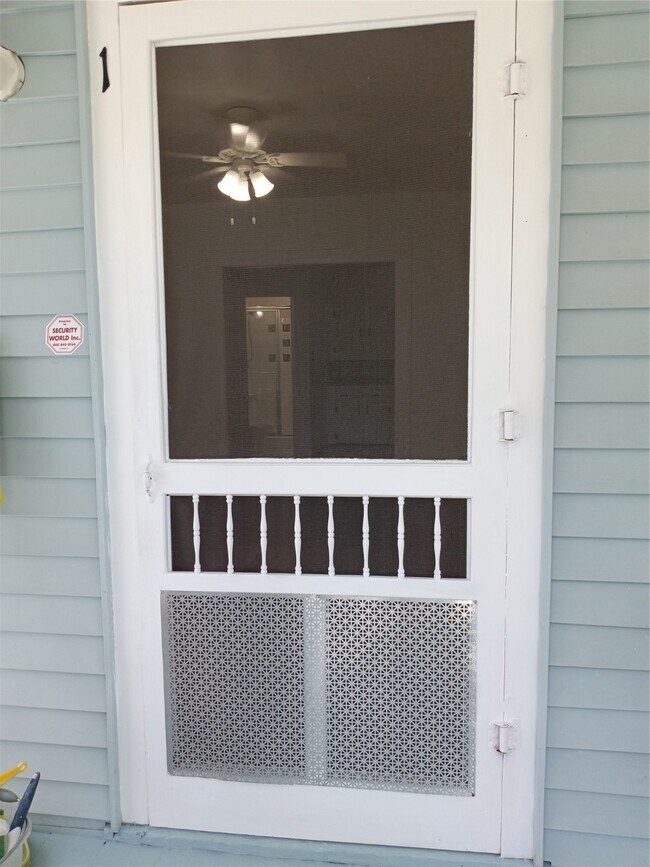 Foto del edificio - 2725 1/2 Bernardo De Galvez Ave