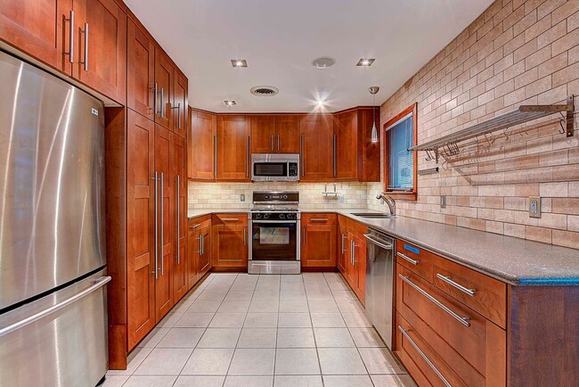 Foto del edificio - 5500 Westminster Dr