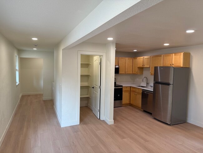 Building Photo - 3099 Laurel Dr