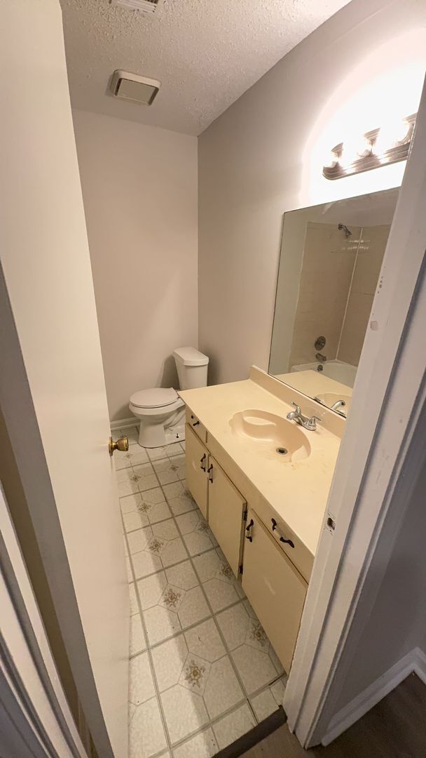 Building Photo - Beautifully Updated 3 bedroom 2 bath home