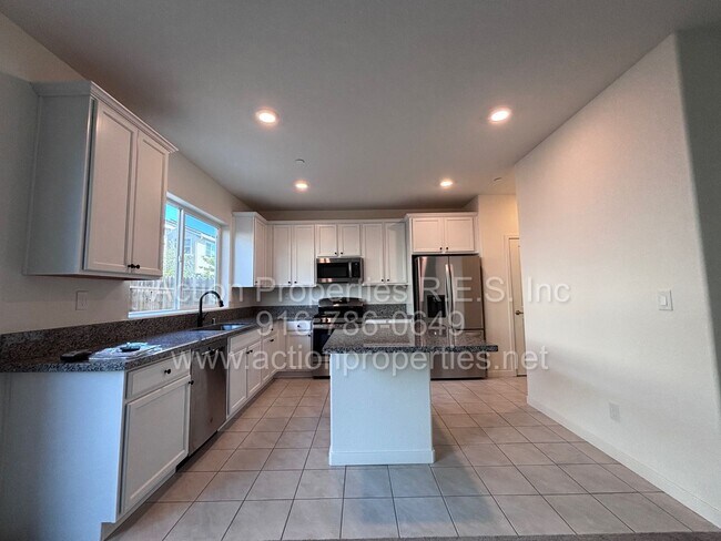 Foto del edificio - West Roseville - Gorgeous 3 Bed, 2.5 Bath Home - Close to Parks, Shopping, and Top Rated Schools!