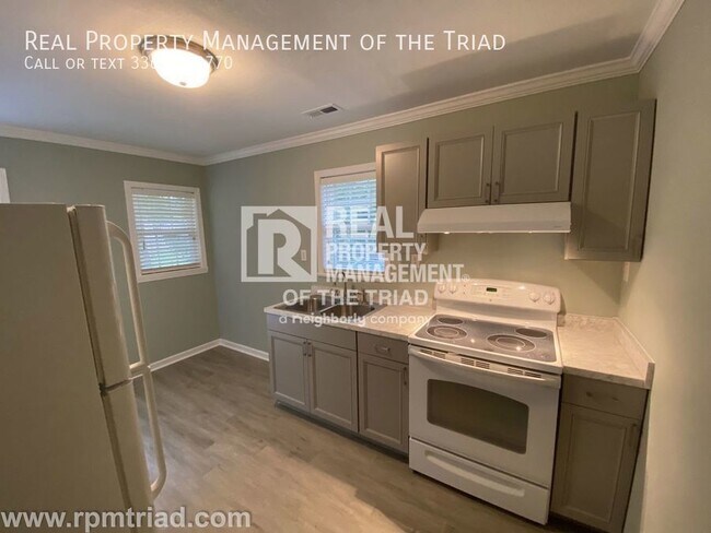 Building Photo - Renovated 2BR/1BA Bungalow on dead-end str...
