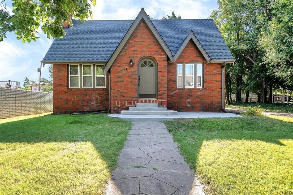 Foto principal - 3 bedroom 1 bath home in College Hill