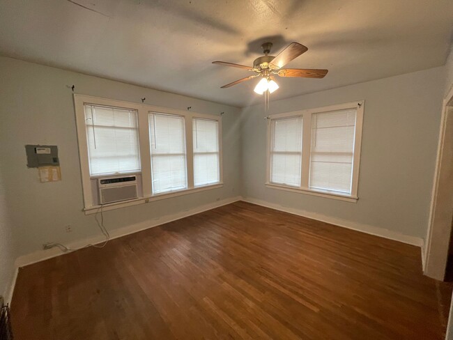 Building Photo - Cute One Bedroom Highland Apartment