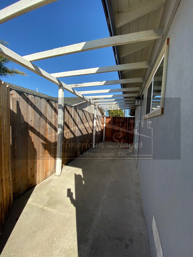Building Photo - 526 Mars Ave
