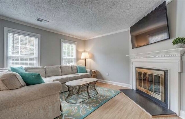 Building Photo - Beautiful, Updated 3-4 Bedroom Townhome in...