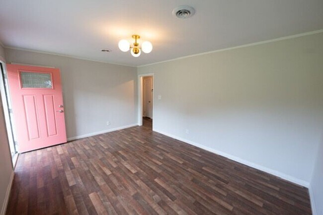 Building Photo - South Knox Cottage!!!