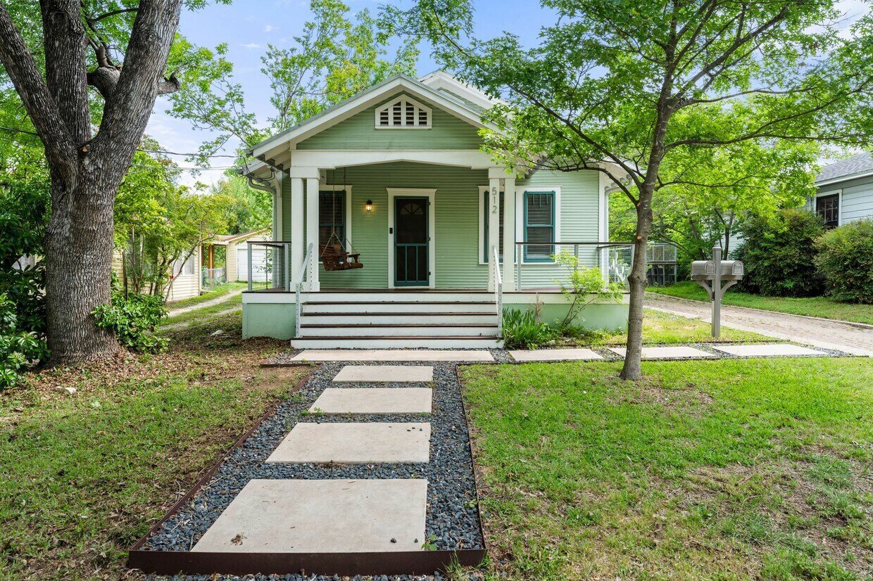 Foto principal - 512 E 49th St