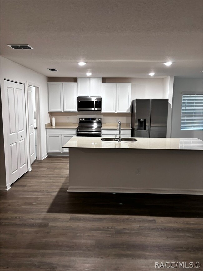 Building Photo - 2845 W Gardenia Dr