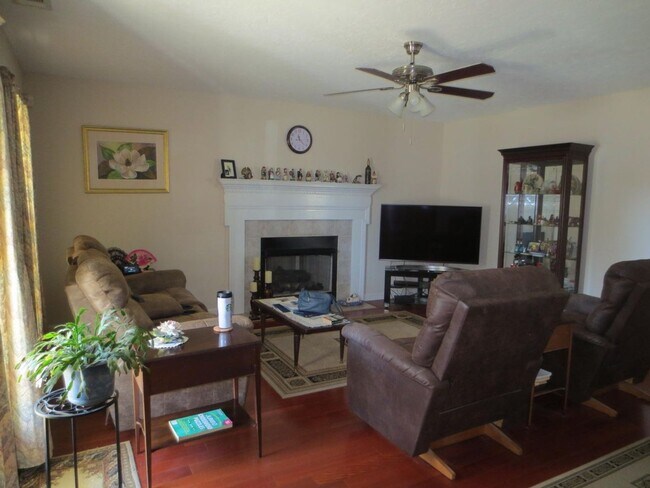 Foto del edificio - 1318 Maple Leaf Ct