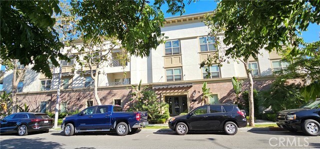 Building Photo - 401 S Anaheim Blvd