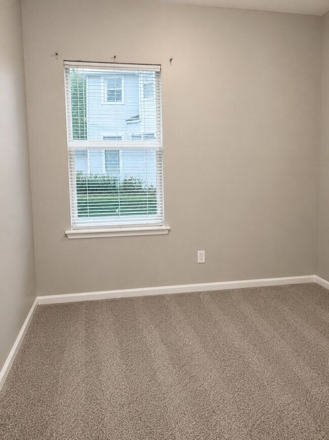 Building Photo - 2909 Piedmont Manor Dr
