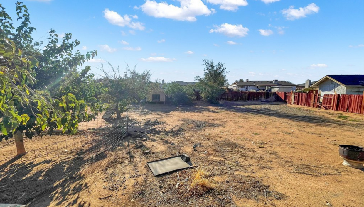 Building Photo - 4 BEDROOM APPLE VALLEY HOME