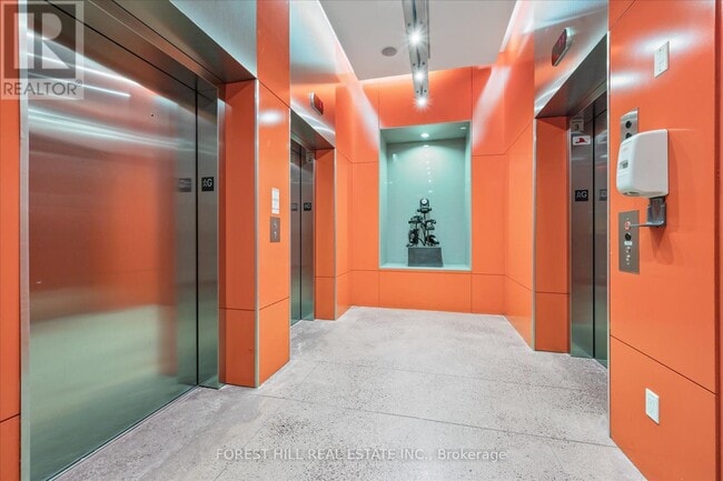 Building Photo - 1030 King St W