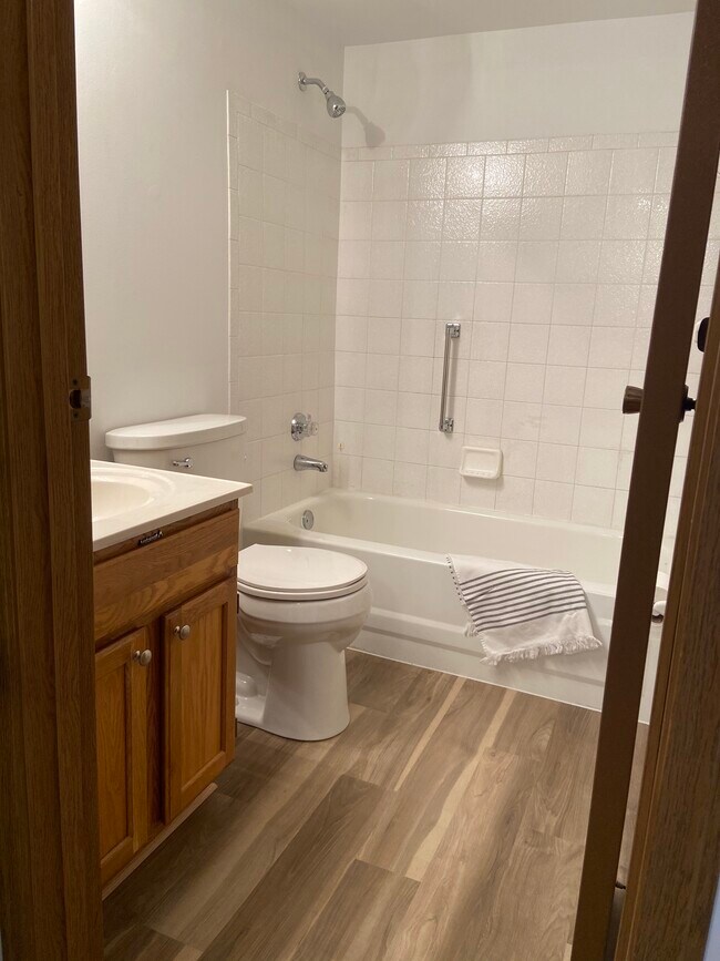 Building Photo - 749 Ridgeside Dr