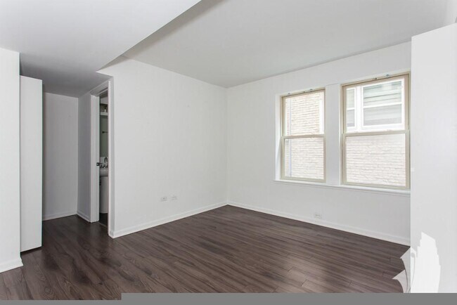 Building Photo - 952 W Carmen Ave