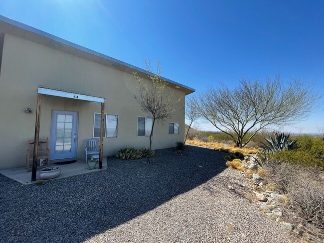Building Photo - Beautiful 3 Bedroom 2 bathroom