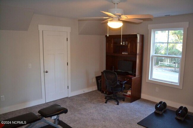 Building Photo - Downtown Cottage within walking distance t...