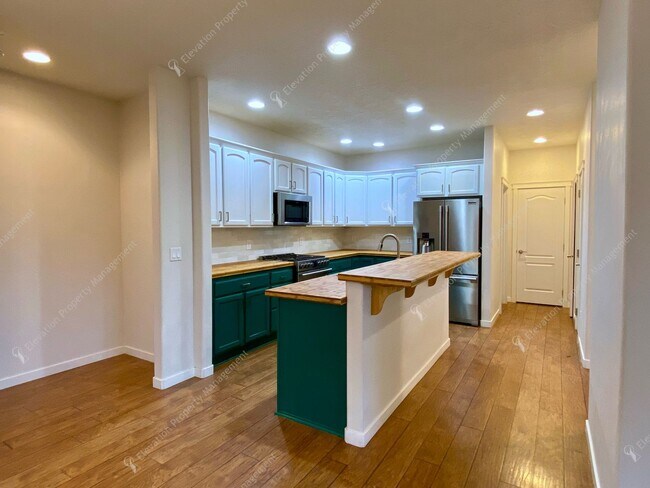 Foto del edificio - Designer 4BR- 2BA Home by Dry Canyon Park
