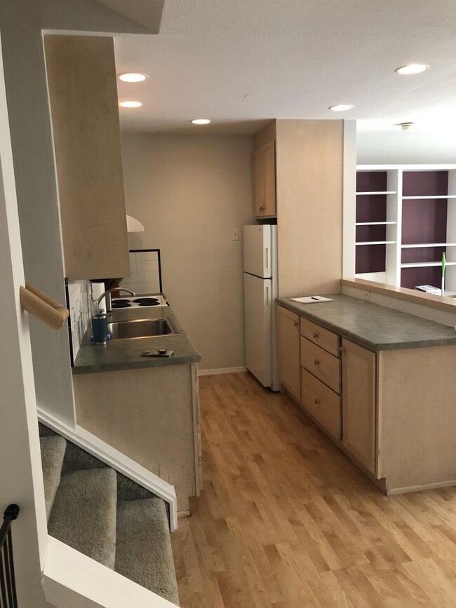 Building Photo - 2247 Villa Rosa Dr