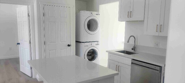 Foto del edificio - 8820 Noeline Ave