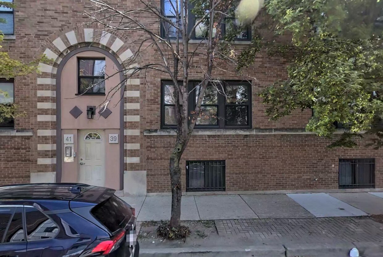 Primary Photo - Top Floor Near United Center with Lots of ...