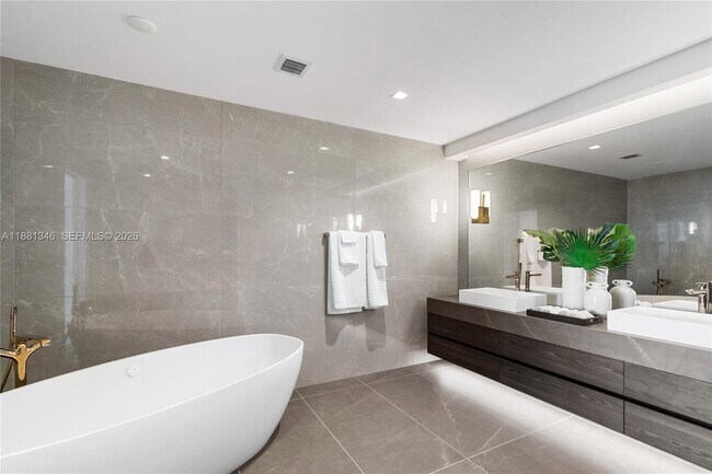 Foto del edificio - 1116 N Ocean Blvd