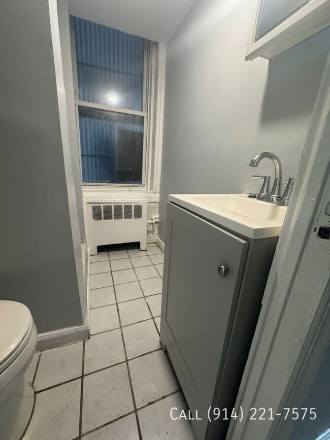 Building Photo - 151 School St