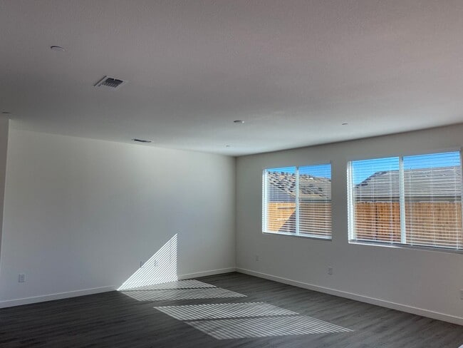 Building Photo - LIKE NEW!  3 BEDROOM, 2 BATH HOME FOR RENT