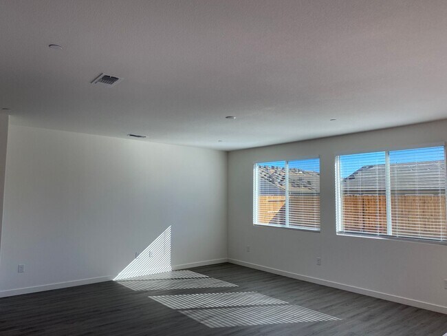 Foto del edificio - LIKE NEW!  3 BEDROOM, 2 BATH HOME FOR RENT