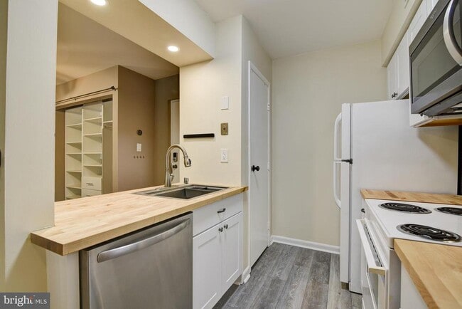Foto del edificio - 5806 Royal Ridge Dr