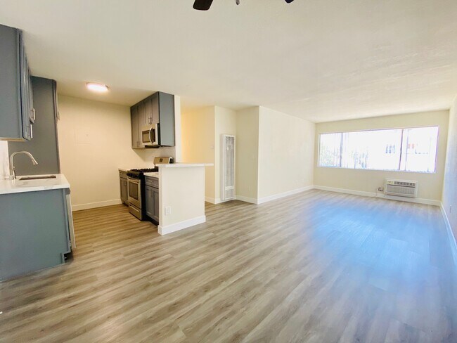 Foto del edificio - 6943 Hazeltine Ave Van Nuys, CA 91405