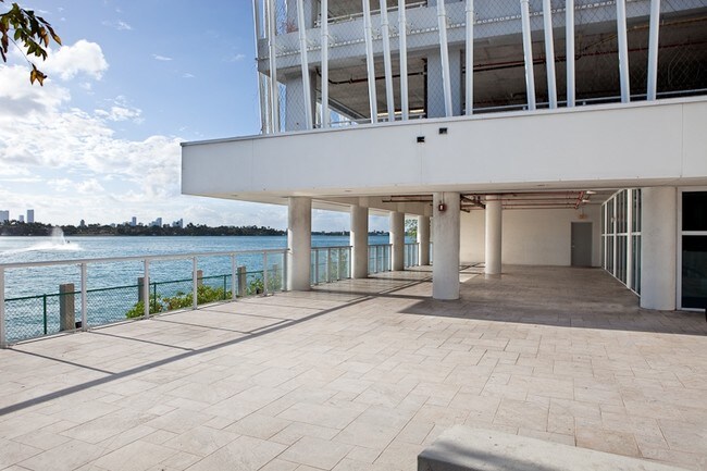 PATIO (ÁREA CUBIERTA) - 7,000 pies cuadrados - Bentley Bay