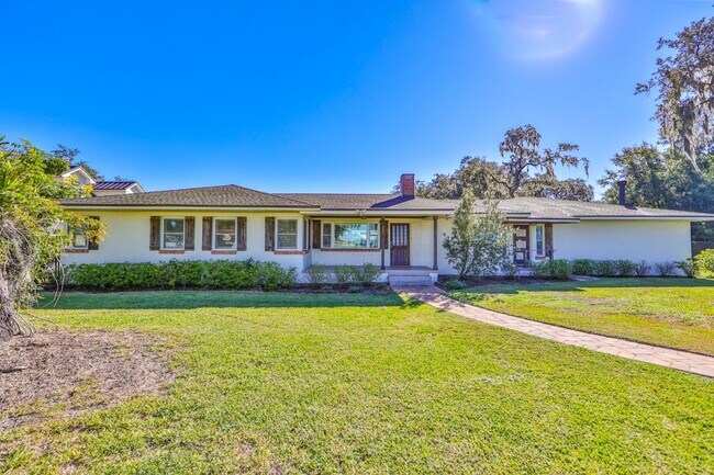 Building Photo - Exquisite 3/2.5 & 2/1 Piece of Paradise on...