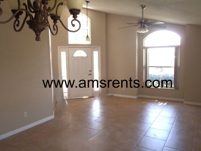 Foto del edificio - 4-bedroom 2-bathroom house in Chase Grove ...