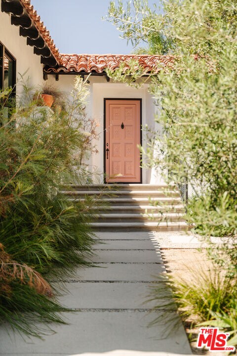 Foto del edificio - 2443 N Vermont Ave