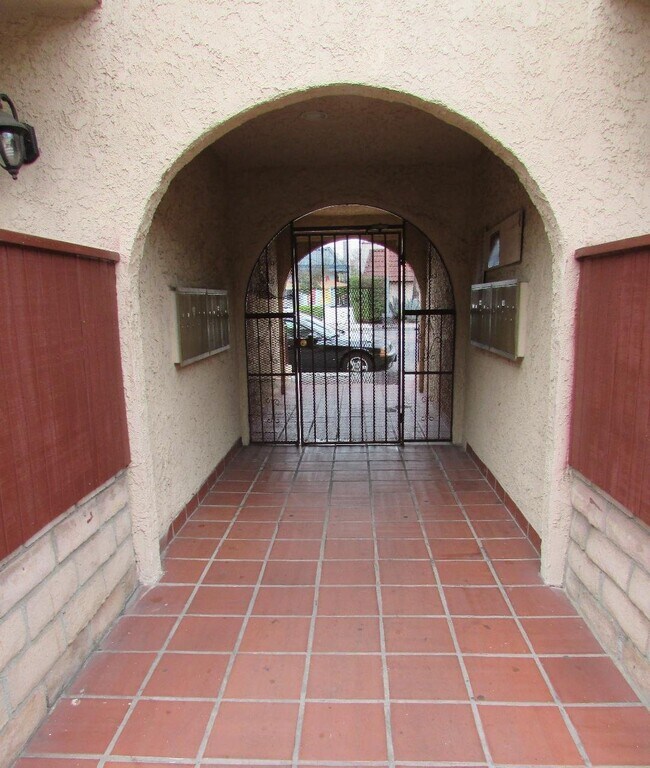 Foto del edificio - 12826 Vanowen St