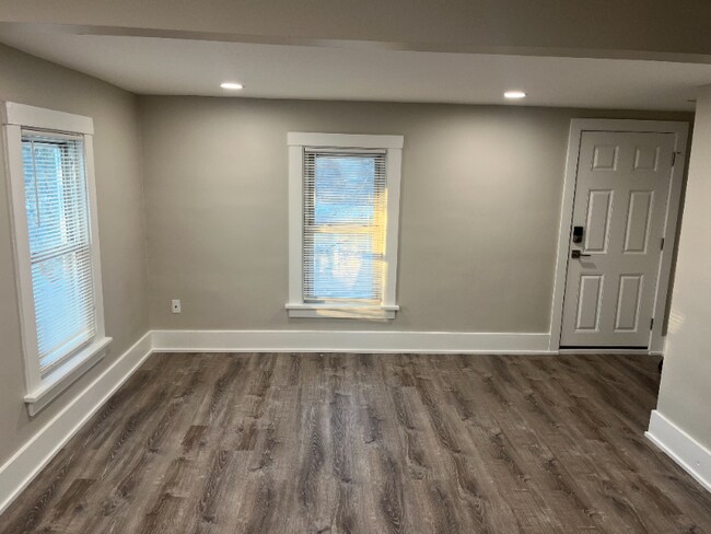 Building Photo - 312 S Van Buren St