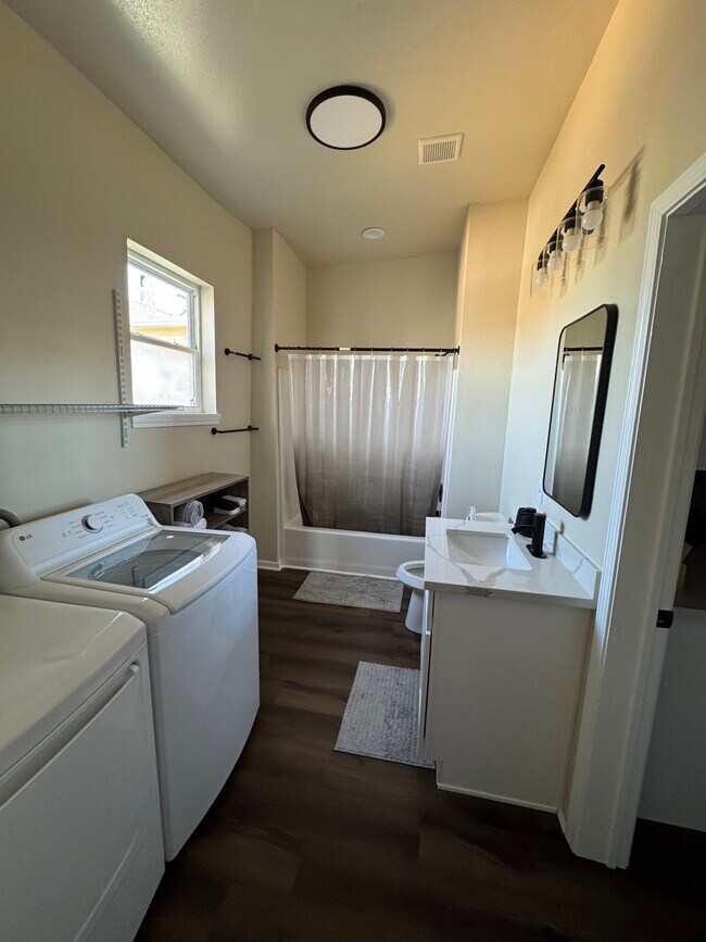 Baño - 2127 Avenue O