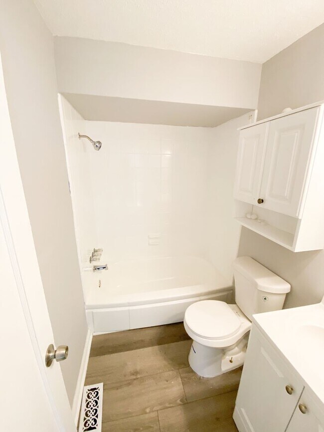 Building Photo - Newly updated 3 bed, 1 bath house with a b...